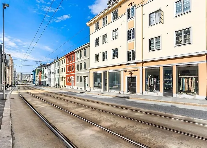 Dinbnb I 1 Minute To Tram! Newly Built With Balcony & 3 Beds Μπέργκεν