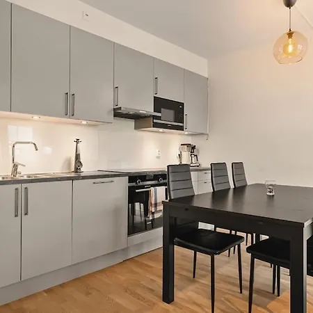 Dinbnb I 1 Minute To Tram! Newly Built With Balcony & 3 Beds