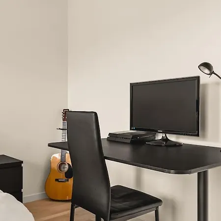 Dinbnb I 1 Minute To Tram! Newly Built With Balcony & 3 Beds