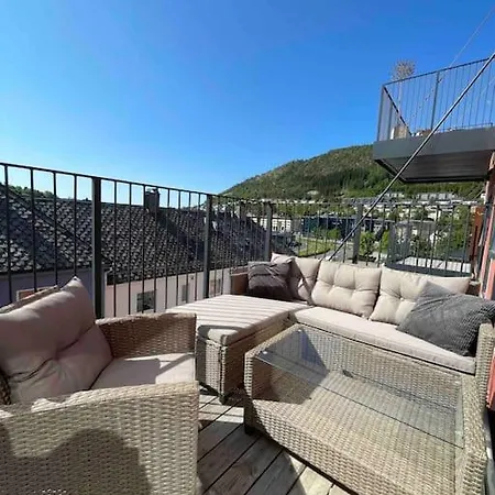 Dinbnb I 1 Minute To Tram! Newly Built With Balcony & 3 Beds