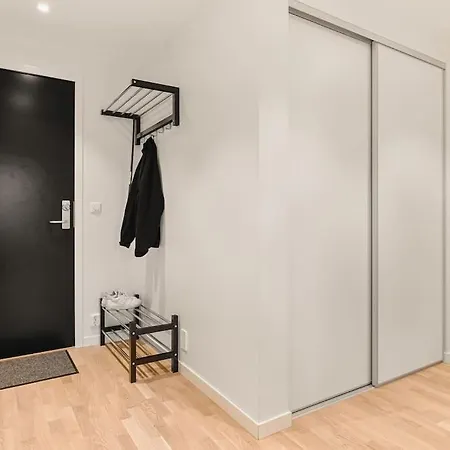 Dinbnb I 1 Minute To Tram! Newly Built With Balcony & 3 Beds Apartment