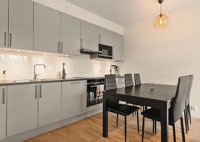 Dinbnb I 1 Minute To Tram! Newly Built With Balcony & 3 Beds