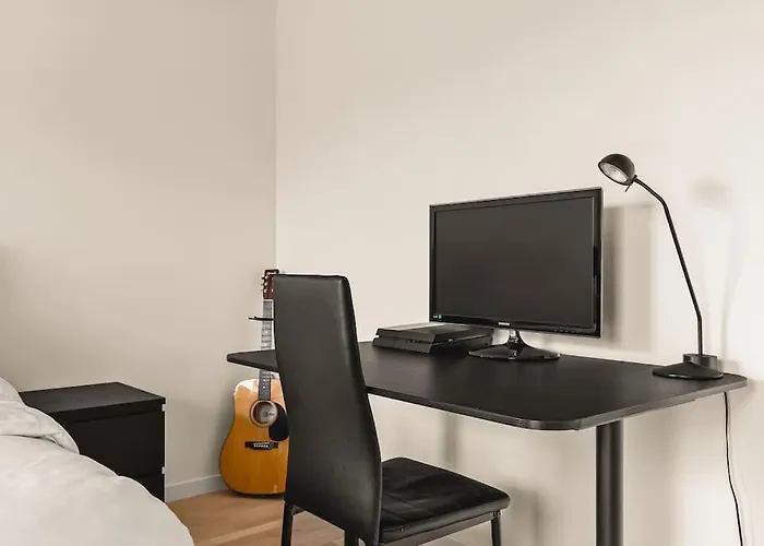 Dinbnb I 1 Minute To Tram! Newly Built With Balcony & 3 Beds