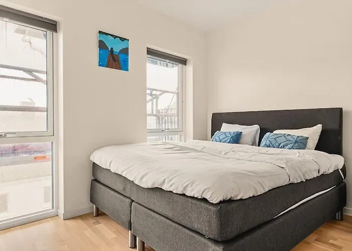 Dinbnb I 1 Minute To Tram! Newly Built With Balcony & 3 Beds