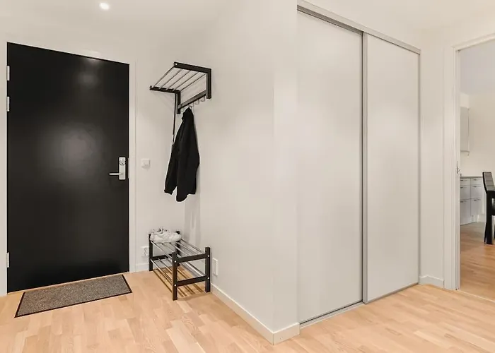 Dinbnb I 1 Minute To Tram! Newly Built With Balcony & 3 Beds Апартаменты