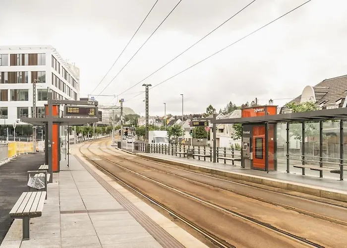 Dinbnb I 1 Minute To Tram! Newly Built With Balcony & 3 Beds 公寓 *