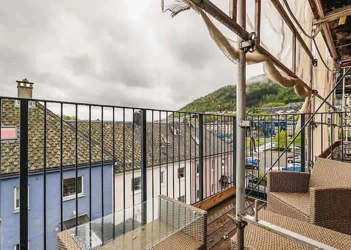 Апартаменты Dinbnb I 1 Minute To Tram! Newly Built With Balcony & 3 Beds *