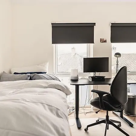 Dinbnb I 1 Minute To Tram! Newly Built With Balcony & 3 Beds *