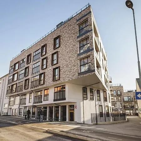 Dinbnb I 1 Minute To Tram! Newly Built With Balcony & 3 Beds Appartement