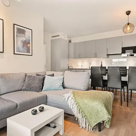 Appartement Dinbnb I 1 Minute To Tram! Newly Built With Balcony & 3 Beds