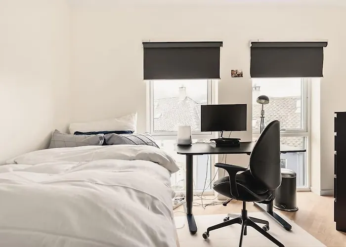 Dinbnb I 1 Minute To Tram! Newly Built With Balcony & 3 Beds *