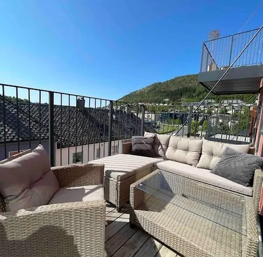 Dinbnb I 1 Minute To Tram! Newly Built With Balcony & 3 Beds